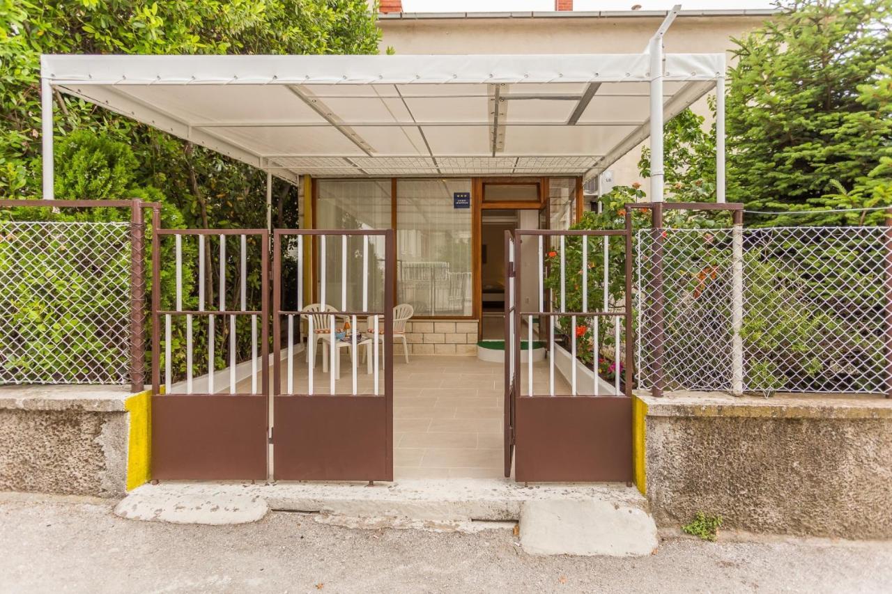 Comfortable Modern Studio With Shaded Patio Split Zewnętrze zdjęcie
