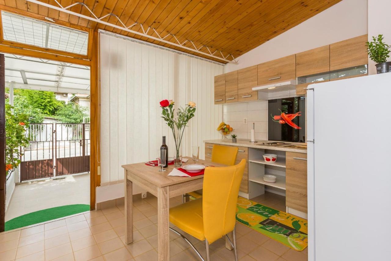 Comfortable Modern Studio With Shaded Patio Split Zewnętrze zdjęcie